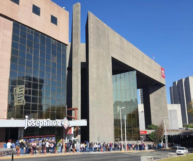 Continúan largas filas en Infonavit Continúan largas filas en Infonavit