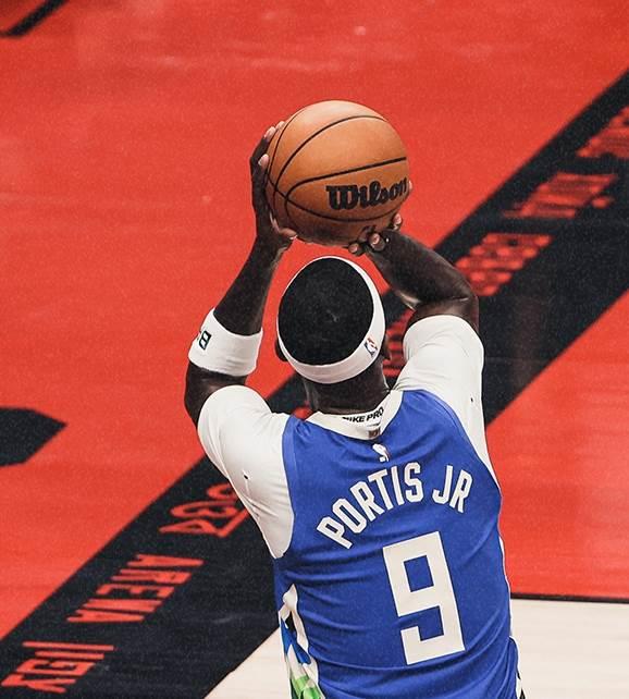 Se imponen Bucks en un juegazo a los Raptores Se imponen Bucks en un juegazo a los Raptores