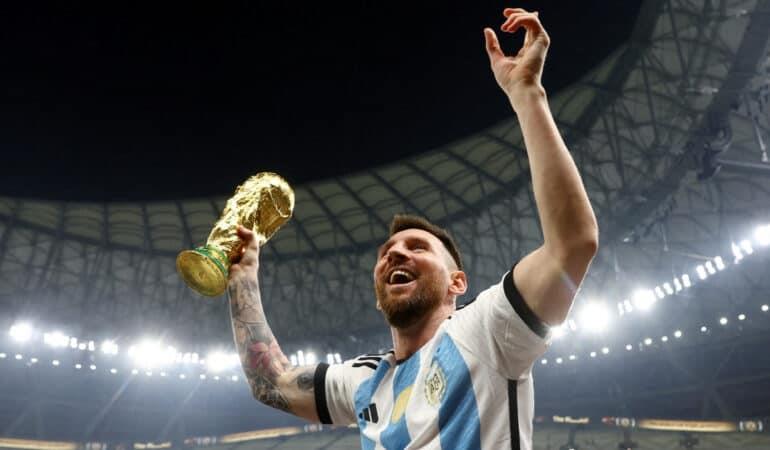 Posó Messi con Copa del Mundo falsa en foto con más likes Posó Messi con Copa del Mundo falsa en foto con más likes