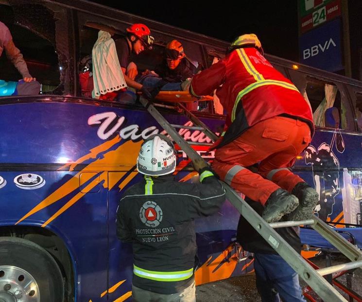 Dormita chofer y estrella autobús, hay cuatro heridos Dormita chofer y estrella autobús, hay cuatro heridos