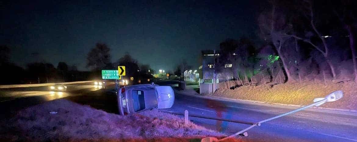Un hombre terminó con diversas lesiones, después de volcar su automóvil en Allende