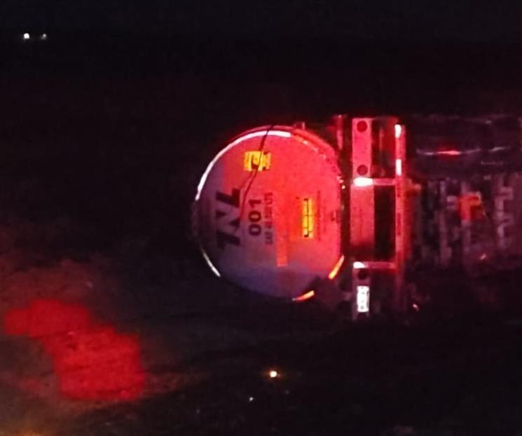 Vuelca pipa en General Bravo, fallece conductor Vuelca pipa en General Bravo, fallece conductor