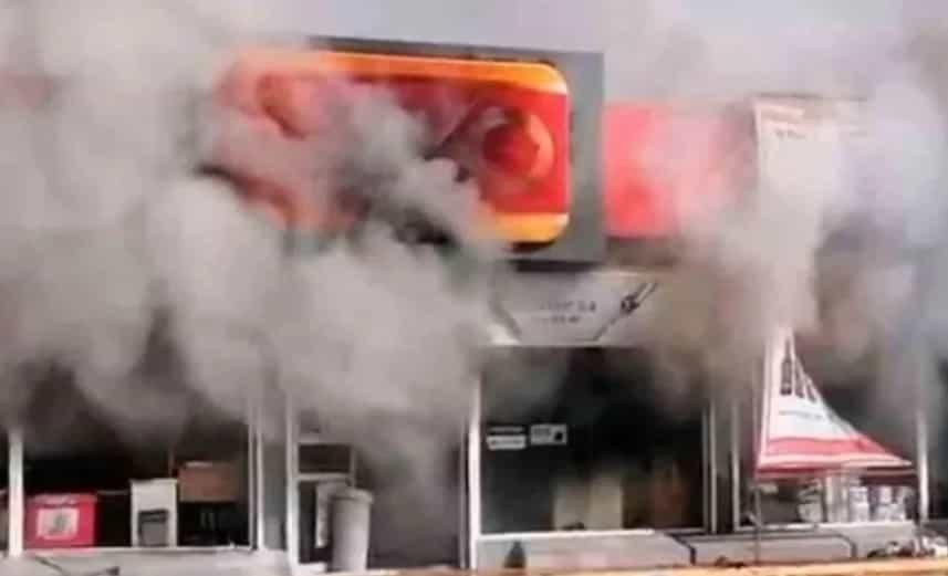 Oxxo reporta una tienda incendiada y 2 camiones retenidos Oxxo reporta una tienda incendiada y 2 camiones retenidos
