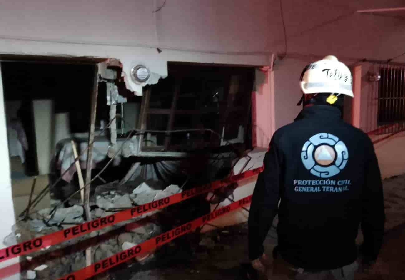 Una familia del centro de General Terán, se despertaron asustados, después que una camioneta se impactó e introdujo en el comedor de su vivienda