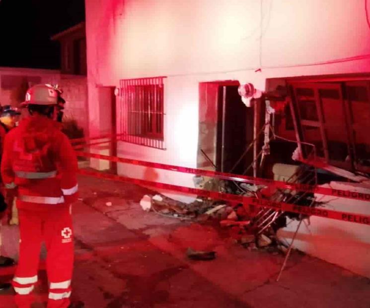 Derrumba camioneta pared de casa Derrumba camioneta pared de casa