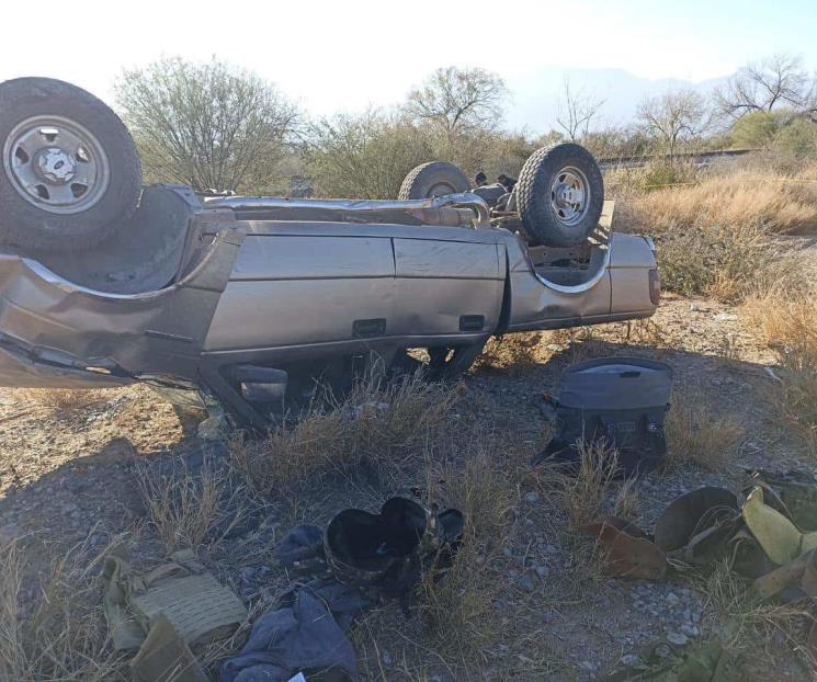 Mueren 5 hombres armados en volcadura Mueren 5 hombres armados en volcadura