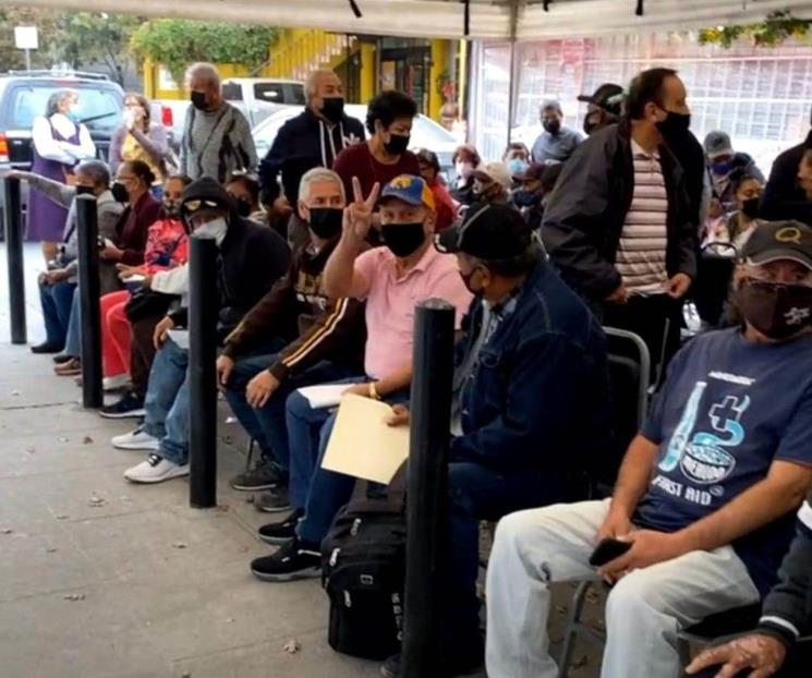 Hacen adultos mayores fila para cobrar pensión Hacen adultos mayores fila para cobrar pensión