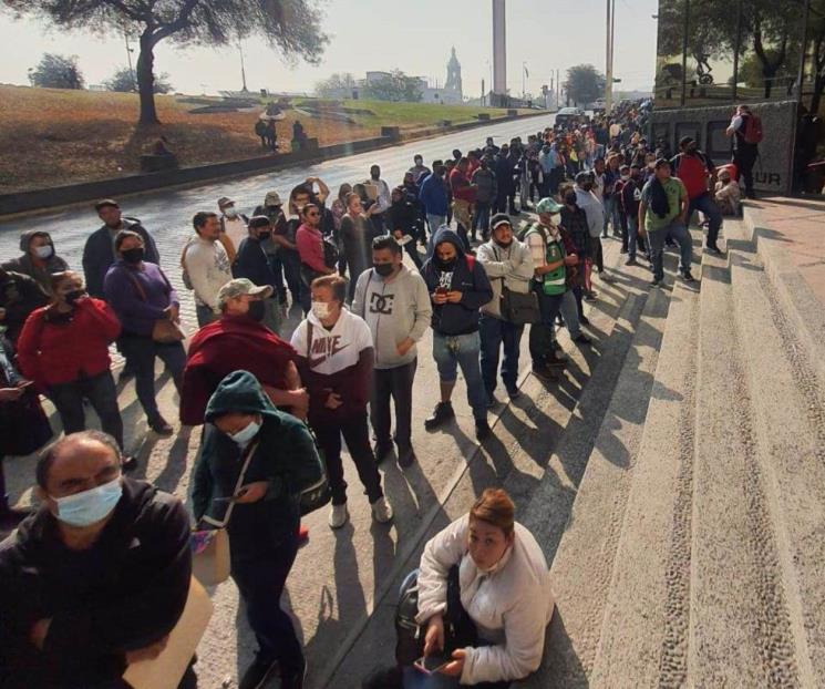 Madrugan ciudadanos afuera del Infonavit Madrugan ciudadanos afuera del Infonavit