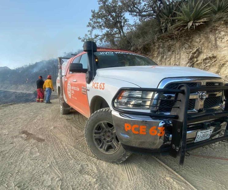 Combaten incendio forestal en Santiago Combaten incendio forestal en Santiago