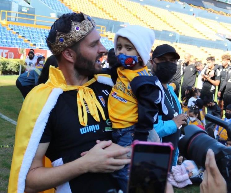 Paga Gignac apuesta mundialista y regala juguetes a niños Paga Gignac apuesta mundialista y regala juguetes a niños