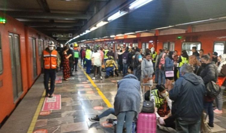 Trasladan a 16 personas a hospitales por accidente en Metro Trasladan a 16 personas a hospitales por accidente en Metro
