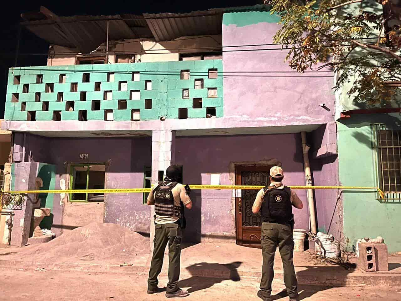 En tres cateos realizados por la Agencia Estatal de Investigaciones en la Colonia Independencia tras el reporte de personas armadas el jueves, la policía aseguró un arma de fuego larga y dos cortas, cargadores y droga