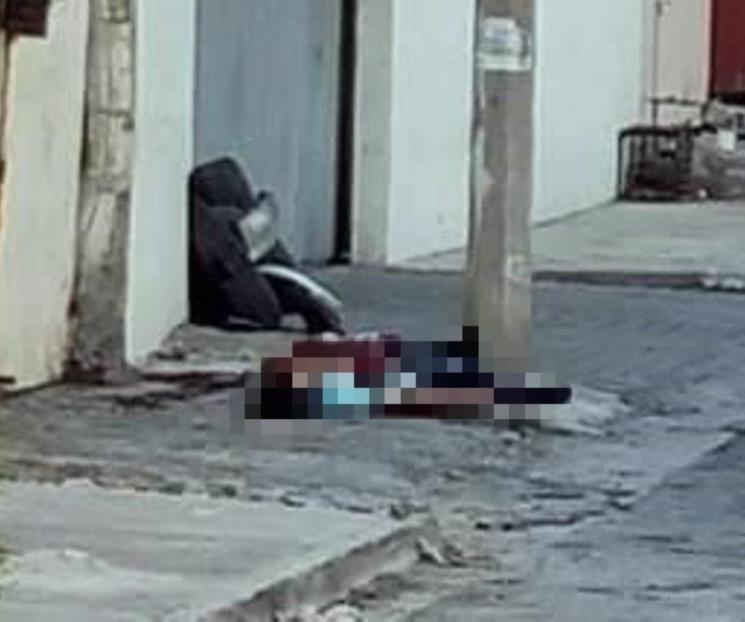 Ultiman a taxista en interior de bar Ultiman a taxista en interior de bar