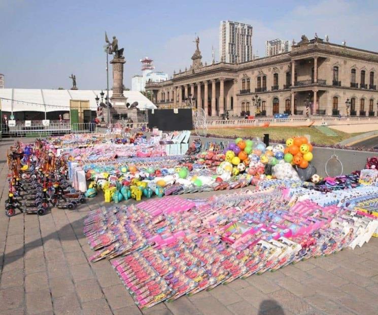 Entregan Reyes Magos 2 mil regalos en la Macro Entregan Reyes Magos 2 mil regalos en la Macro