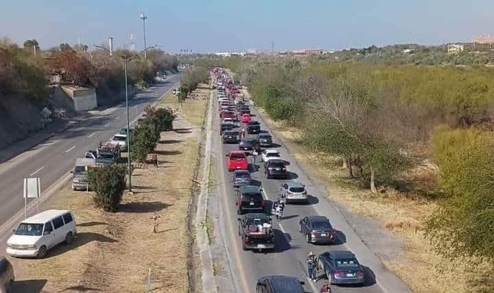 Saturan carreteras por regreso de paseantes Saturan carreteras por regreso de paseantes