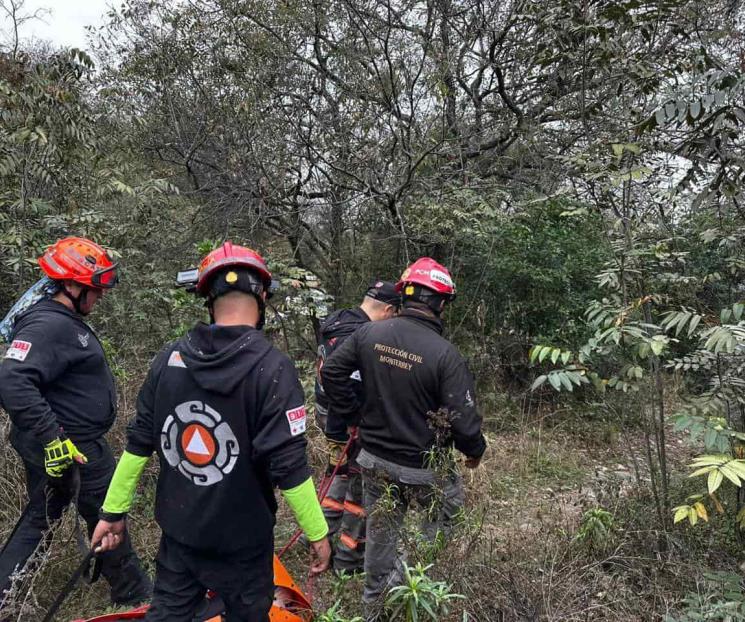Por tomar foto, excursionista resbala en Cerro de las Mitras Por tomar foto, excursionista resbala en Cerro de las Mitras