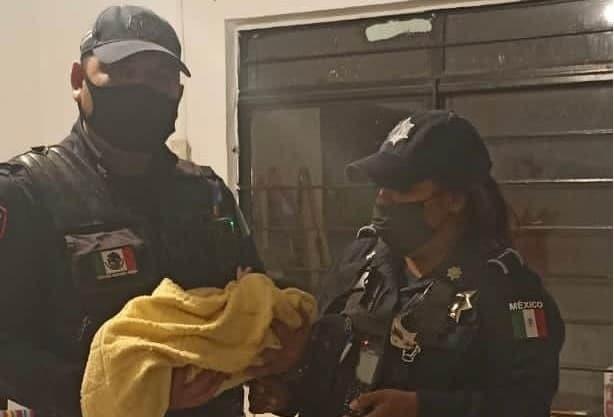 Policías de Guadalupe apoyan a mujer que da a luz en su casa Policías de Guadalupe apoyan a mujer que da a luz en su casa