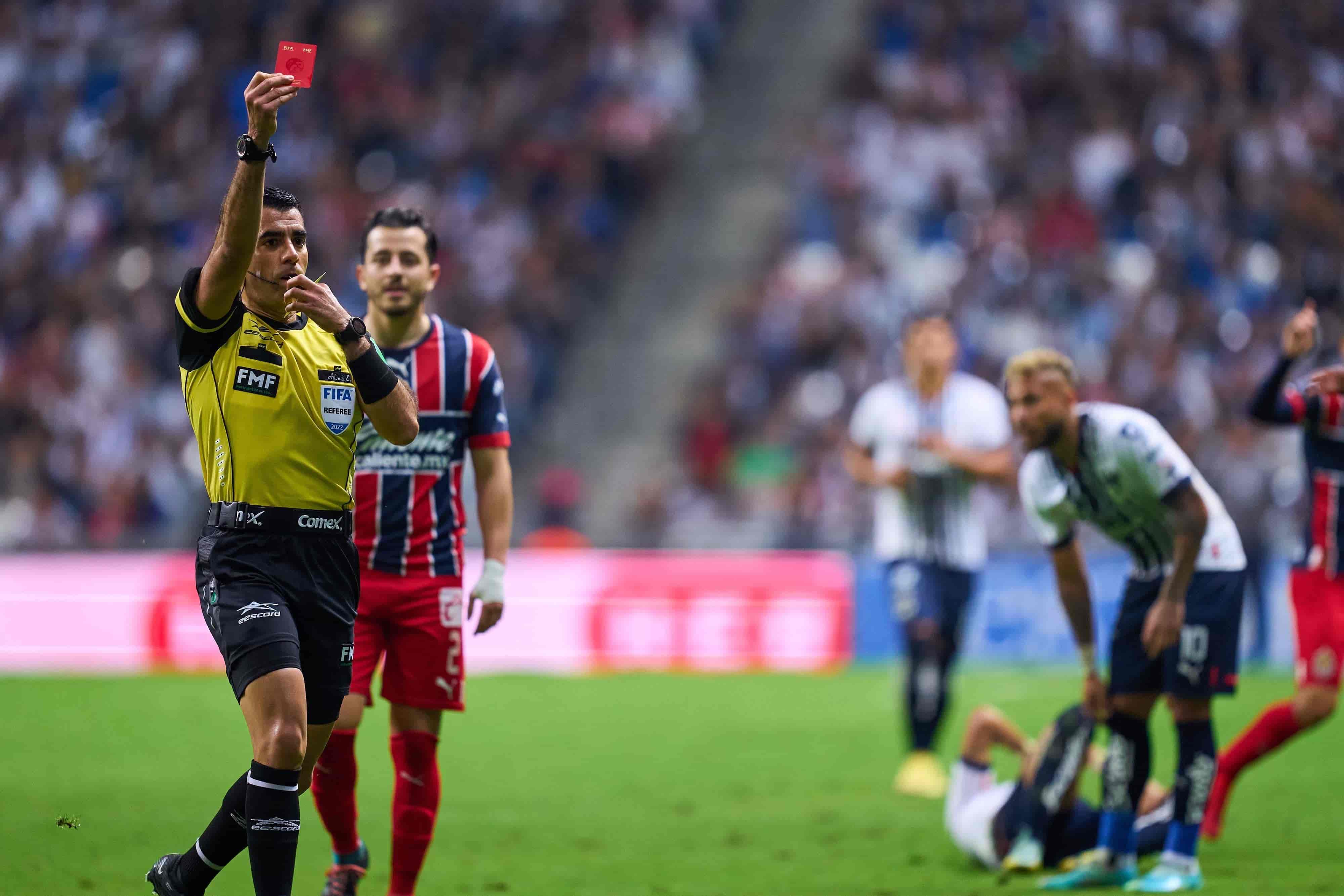 Adonai Escobedo expulsa a un jugador de Chivas.