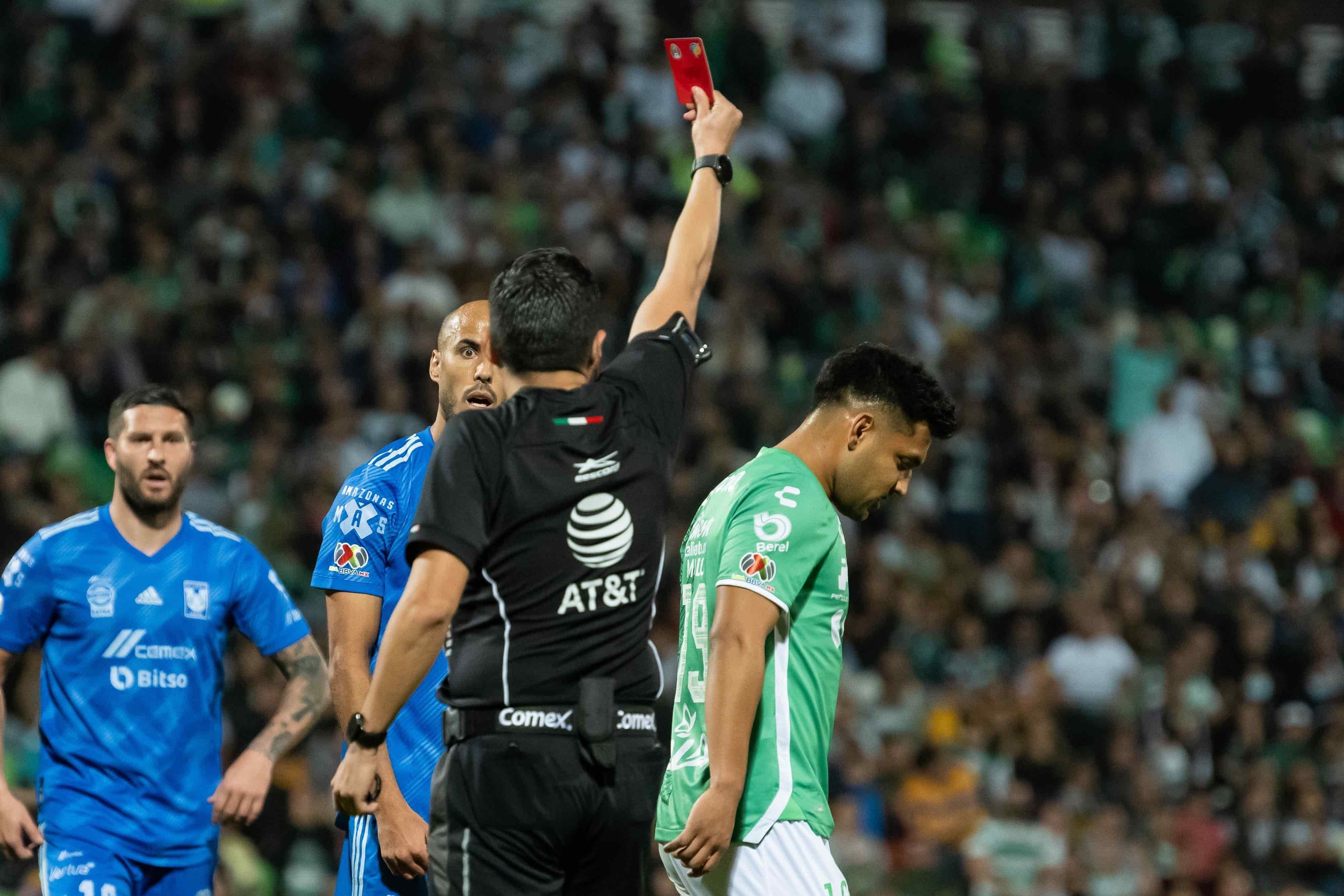 Eduardo Aguirre se va expulsado.