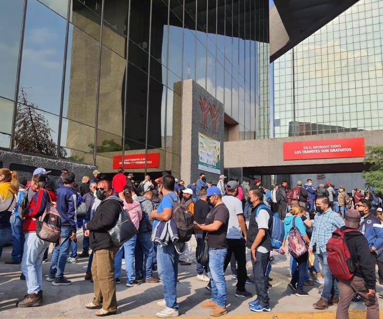 Continúan las filas en el Infonavit Continúan las filas en el Infonavit
