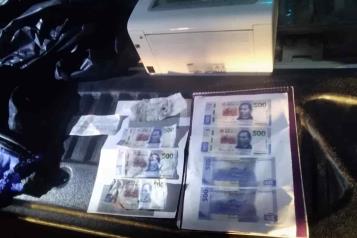 Cae con máquina para fabricar billetes