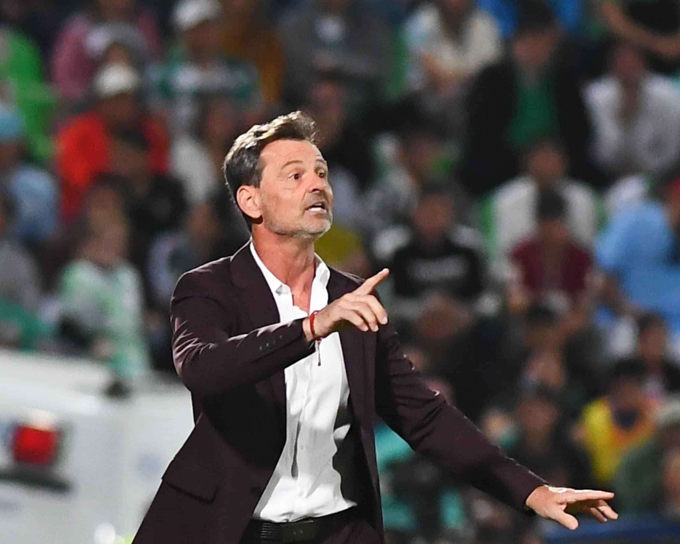 Diego Cocca dando indicaciones.