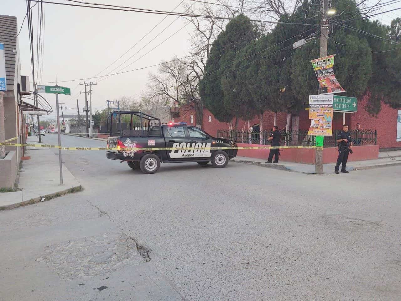 Una intensa movilización policiaca se registró en el municipio de Allende, al reportarse la muerte de una persona en el estacionamiento de una clínica del IMSS