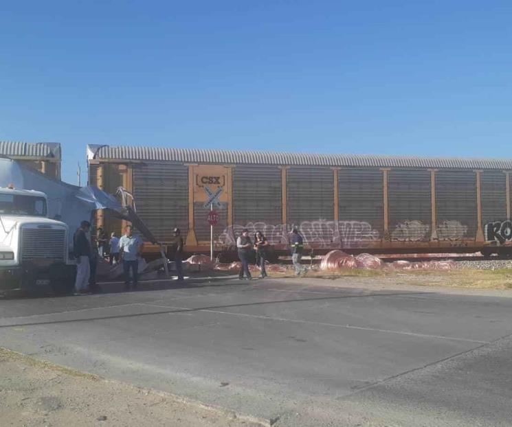 Tren embiste a tráiler con cobre en Anáhuac Tren embiste a tráiler con cobre en Anáhuac