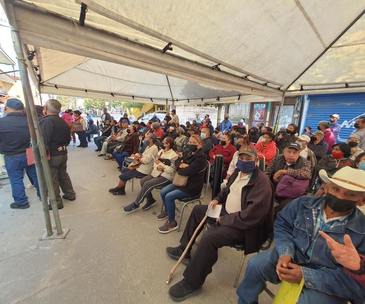 Siguen sufriendo los adultos mayores por la pensión Siguen sufriendo los adultos mayores por la pensión