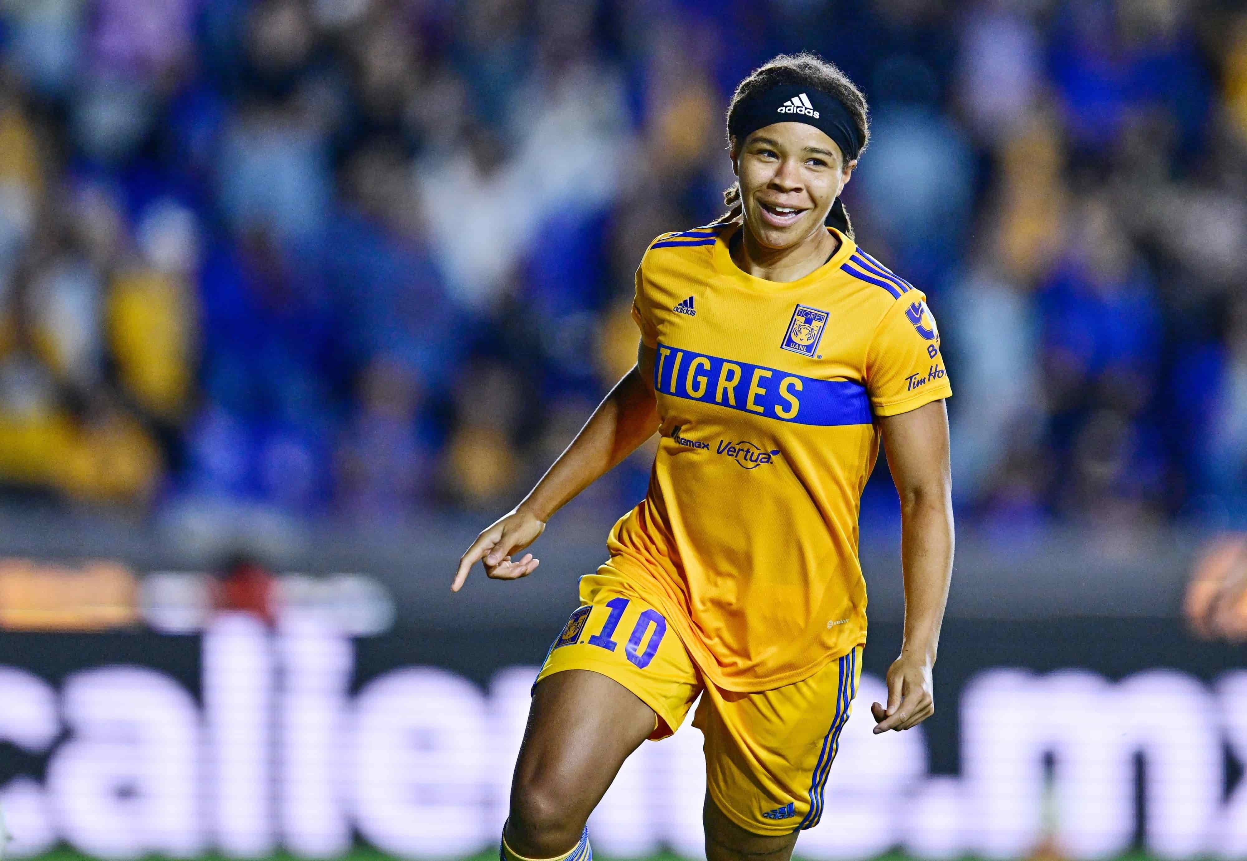 Mía Fishel hace doblete.