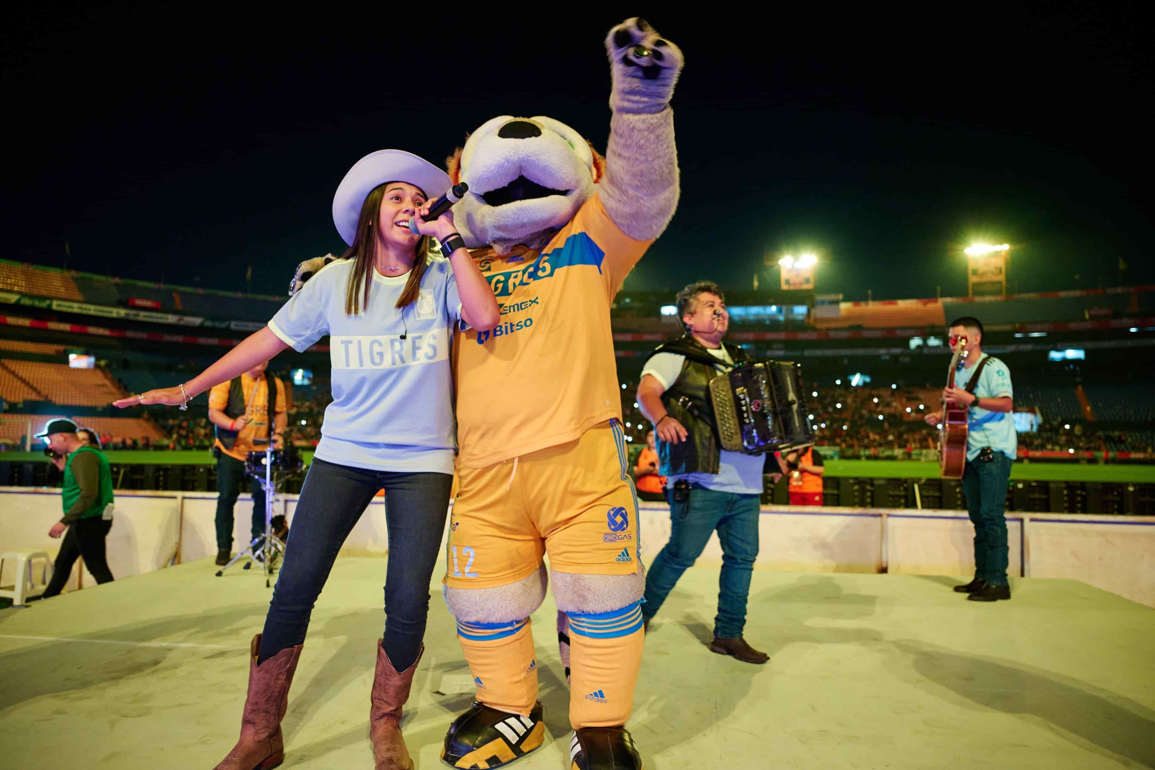 María Sánchez, exjugadora felina, canta en el medio tiempo.