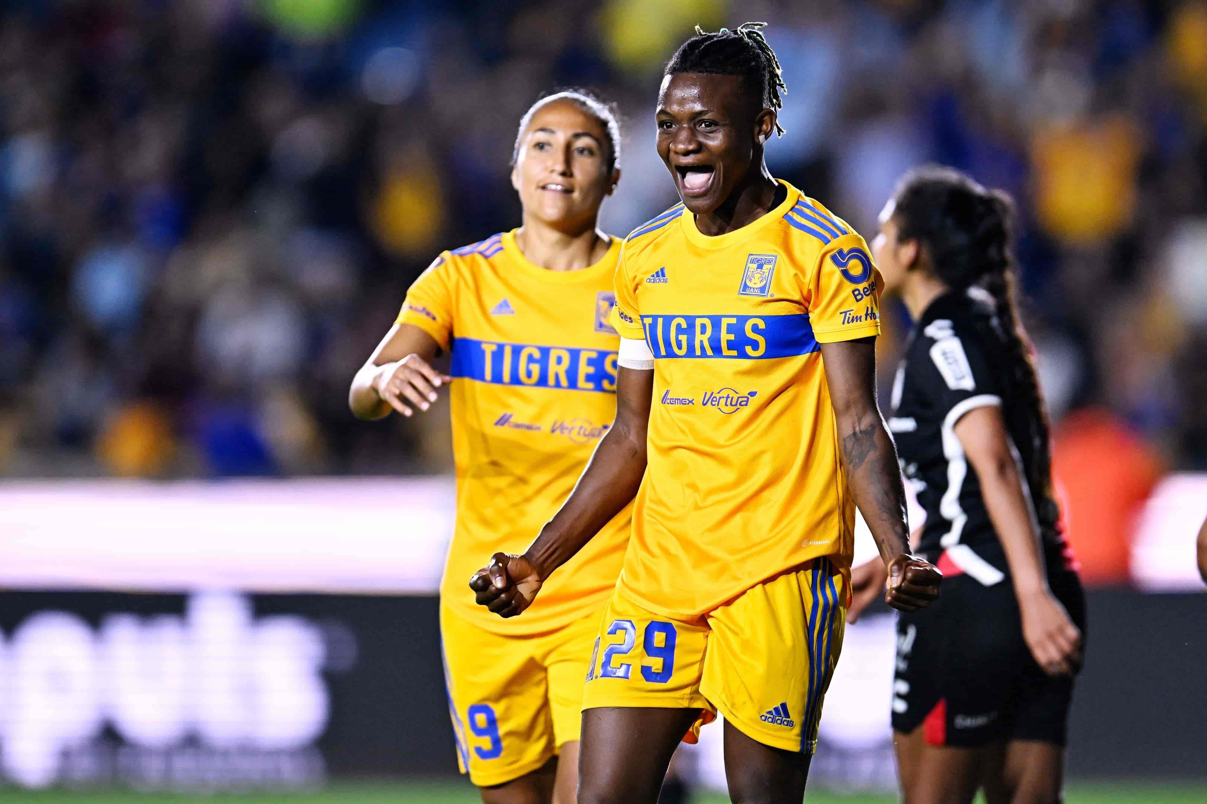 Uchenna Kanu hace hat-trick.