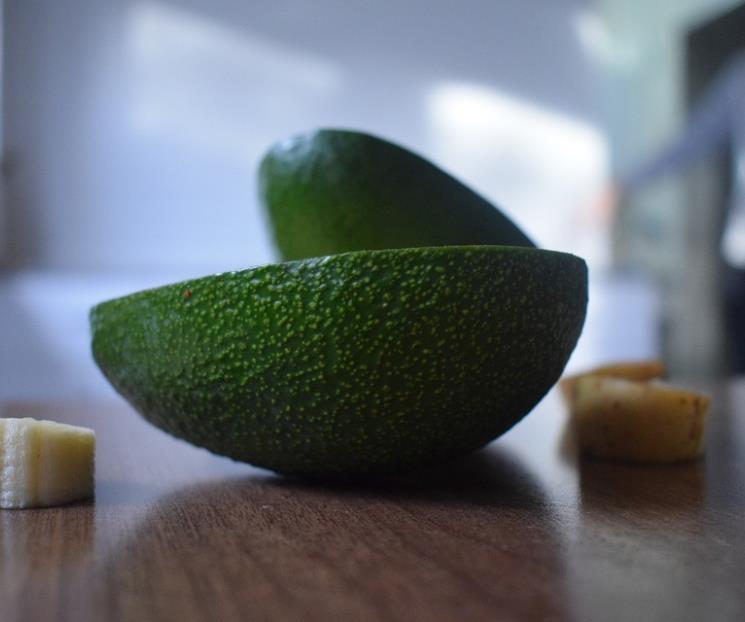 No la tires, dale una segunda vida a la cáscara de aguacate No la tires, dale una segunda vida a la cáscara de aguacate