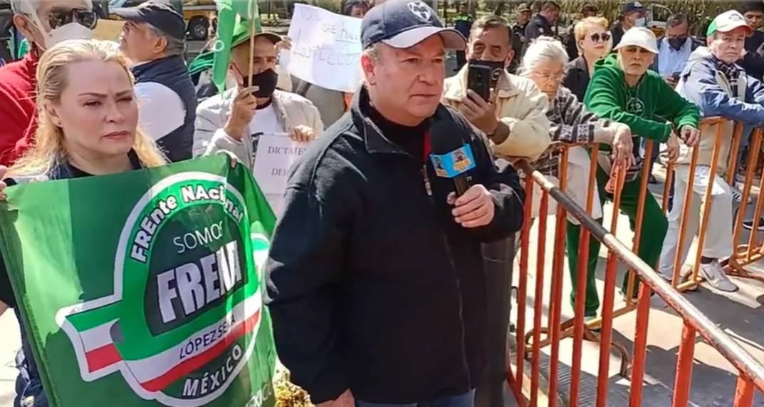 Líder de Frenaaa protesta en embajada de Canadá Líder de Frenaaa protesta en embajada de Canadá