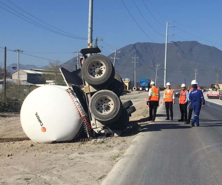 Vuelca pipa cargada con diésel