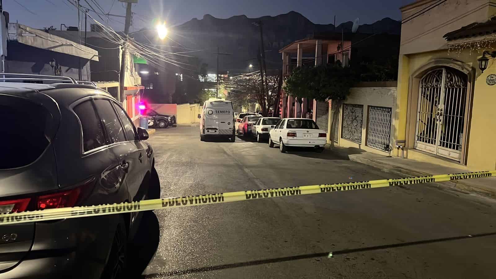 Después de privar de la vida a su ex suegra a quien le habría dado diversas cuchilladas, y además lesionar a su ex esposo y su actual esposa, la presunta responsable fue detenida por elementos de la policía