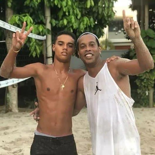 Hijo de Ronaldinho podría llegar al Barcelona Hijo de Ronaldinho podría llegar al Barcelona