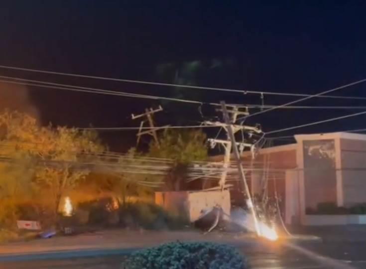 Arde camioneta tras estrellamiento Arde camioneta tras estrellamiento