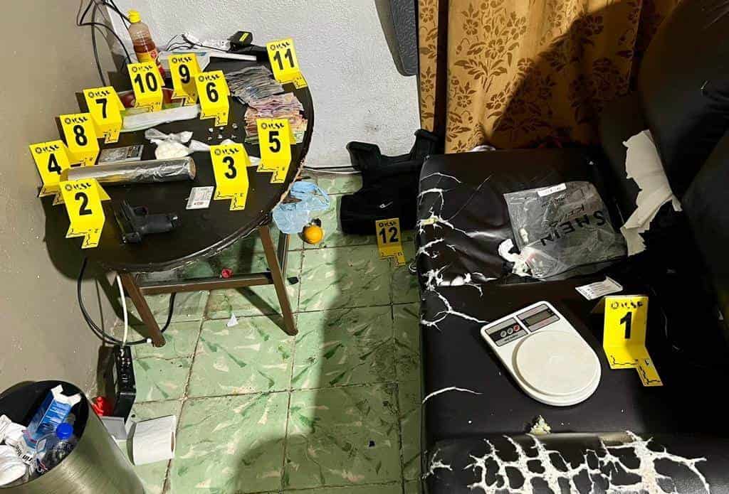 Dos narcomenudistas detenidos, uno de ellos una mujer, dejaron un par de cateos realizados en el municipio de Benito Juárez, donde se aseguró un arma larga, una corta, droga y dinero