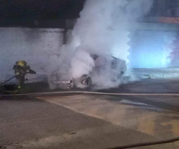 Acaba incendio con auto Acaba incendio con auto