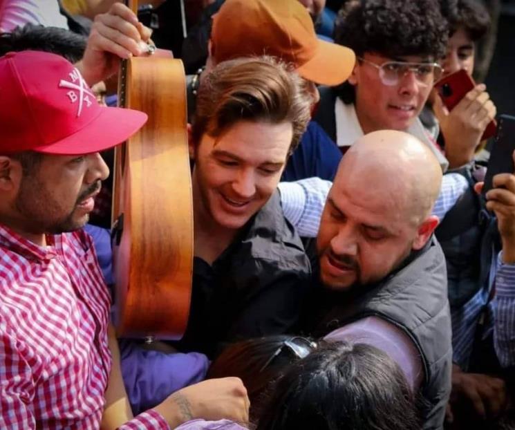 Reúne Drake Bell a fans en el Monumento a la Revolución Reúne Drake Bell a fans en el Monumento a la Revolución
