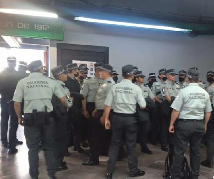 Detienen a mujer por lanzar objeto a las vías del Metro