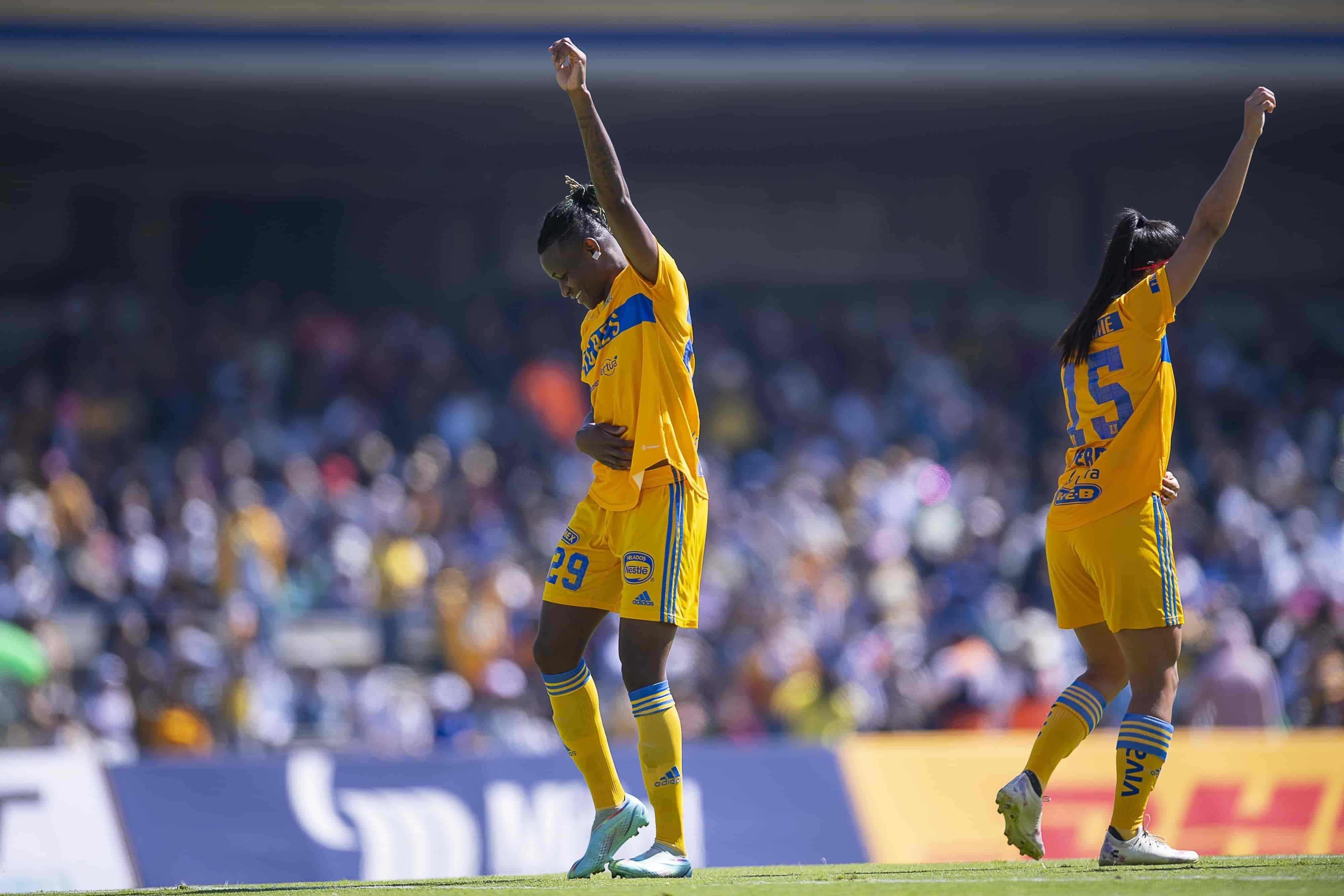 Uchenna Kanu hace el 2-0.