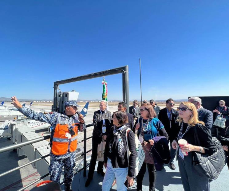 Ebrard presume el AIFA a 150 embajadores y cónsules