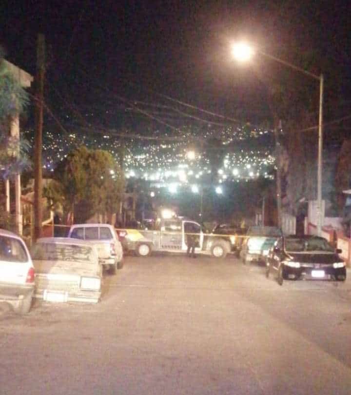 Al momento de ir caminando en la vía pública un masculino fue agredido a balazos y su cuerpo quedó sin vida en la Calle