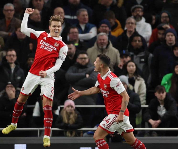 Arsenal vence al Tottenham y se alejan en la cima Arsenal vence al Tottenham y se alejan en la cima