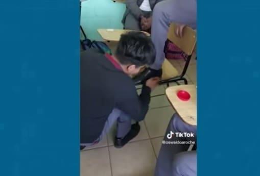 Estudiante bolea zapatos en su escuela para salir adelante Estudiante bolea zapatos en su escuela para salir adelante