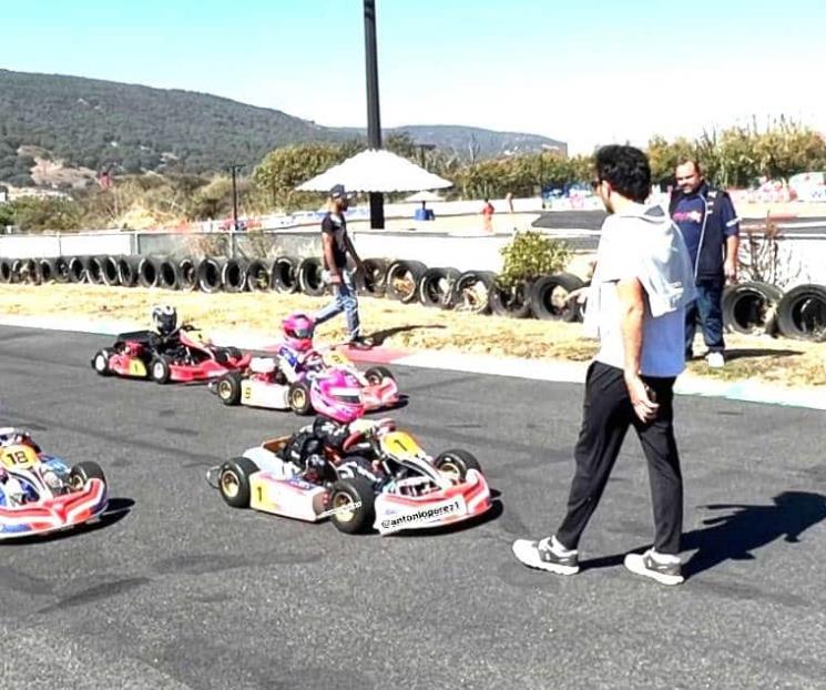 La hace Checo Pérez de instructor en el karting La hace Checo Pérez de instructor en el karting