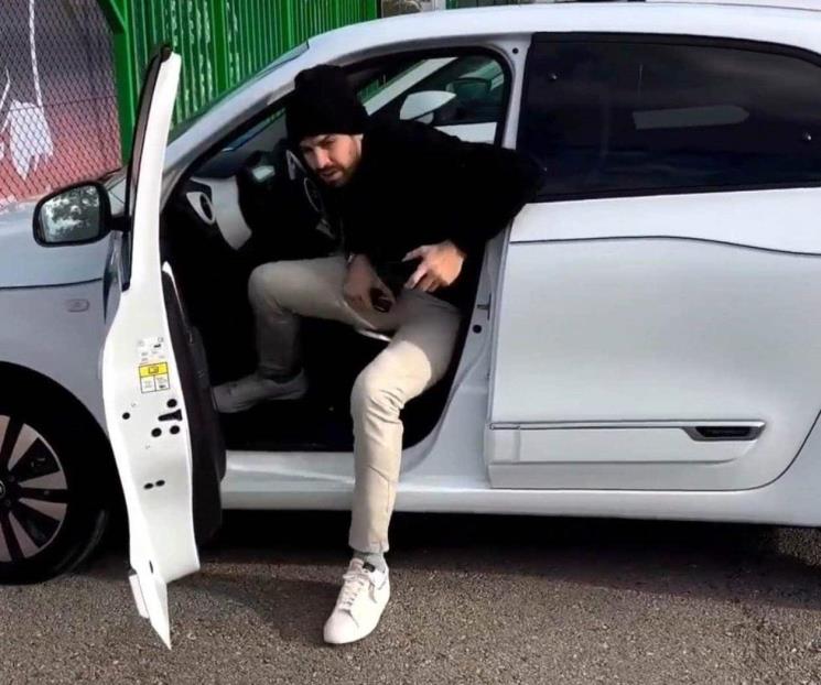 Cumple Piqué y maneja un Twingo luego de canción de Shakira