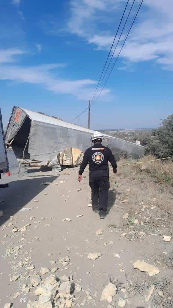 Queda tráiler a punto caer a barranco en Allende Queda tráiler a punto caer a barranco en Allende
